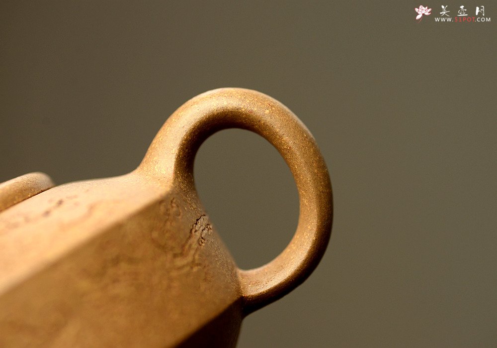 紫砂壶图片：国助工唐文作品  国助工袁德波装饰通转梅花 优质段泥 传统器形 扁石 - 宜兴紫砂壶网