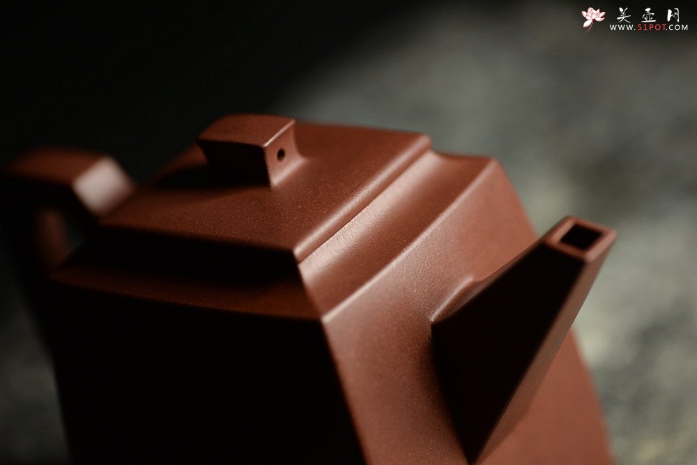 紫砂壶图片：挺拔刚正 稳重大方 文气装饰 空刻逸云 全手志在四方 - 宜兴紫砂壶网