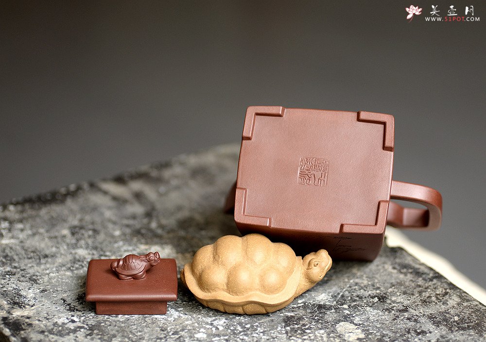 紫砂壶图片：方器潜力股 于洪跃全手作品 四方高寿 稳重大方 做工精致 知秋精心装饰 - 宜兴紫砂壶网