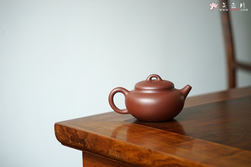 紫砂壶图片：俞欣荣新作 美壶特惠 经典实用 出水如注 线条流畅 做工精致 汉韵（高旭峰款式） - 宜兴紫砂壶网