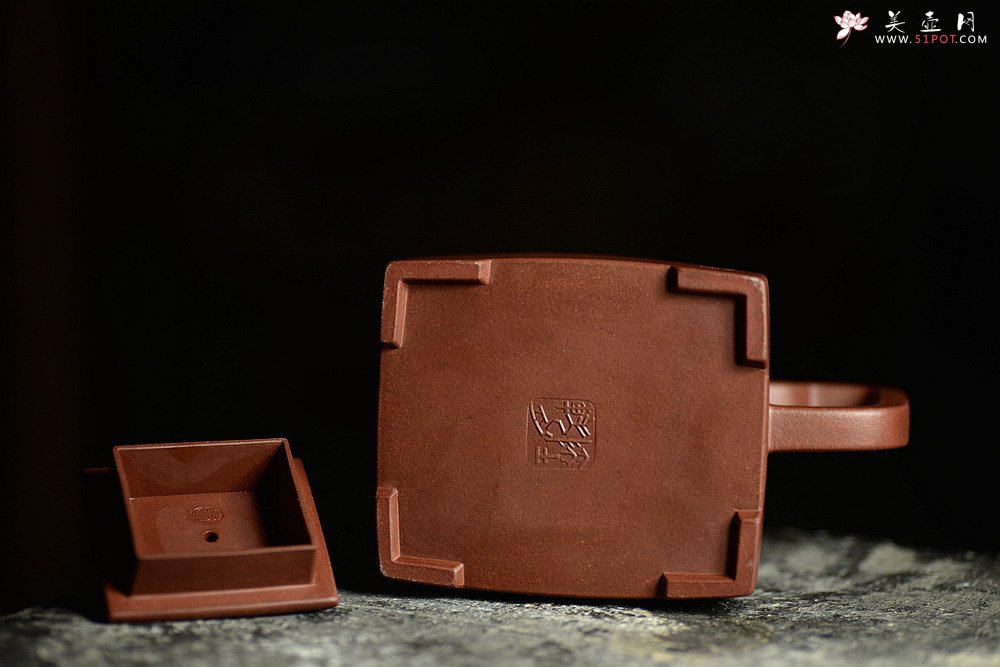 紫砂壶图片：挺拔刚正 稳重大方 文气装饰 空刻逸云 全手志在四方 - 宜兴紫砂壶网