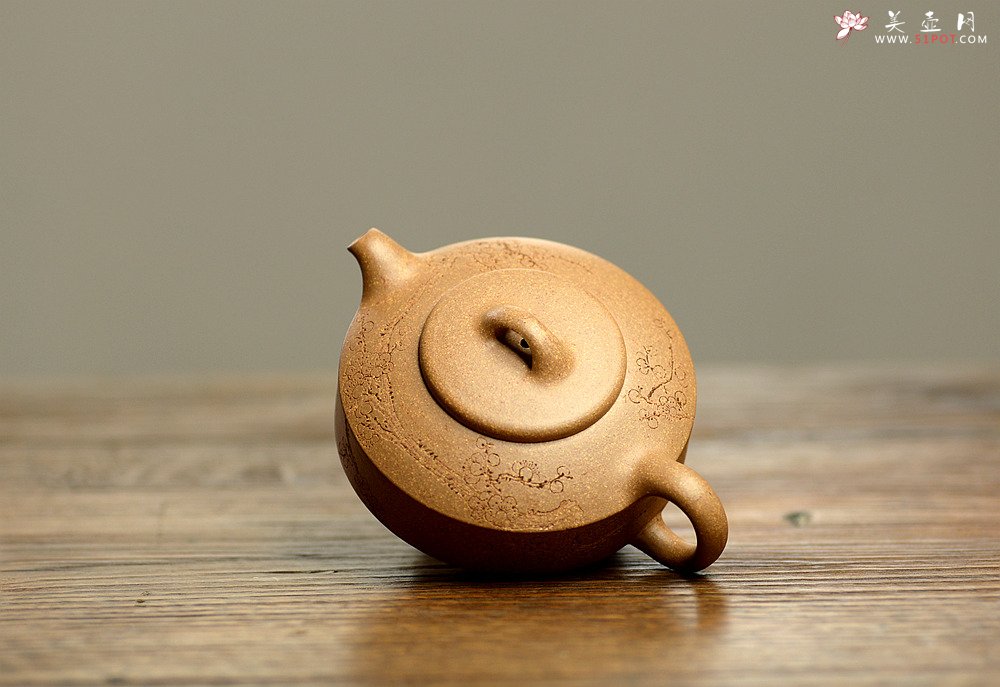 紫砂壶图片：国助工唐文作品  国助工袁德波装饰通转梅花 优质段泥 传统器形 扁石 - 宜兴紫砂壶网