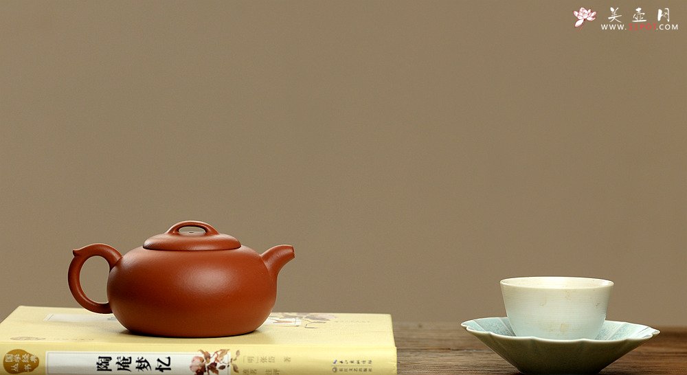 紫砂壶图片：徐亚春作品 实用性强 优质朱泥 娇艳可人 红泉 - 宜兴紫砂壶网