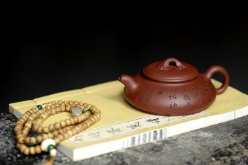 紫砂壶图片：张听刚精心装饰 文气之作 心旷神宁 福如意  - 宜兴紫砂壶网