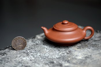 紫砂壶图片：国师顾小英作品 线条流畅 实用精品 水扁 绿茶知音 优质清水泥 - 宜兴紫砂壶网