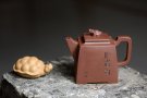 紫砂壶图片：方器潜力股 于洪跃全手作品 四方高寿 稳重大方 做工精致 知秋精心装饰 - 宜兴紫砂壶网