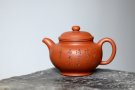 紫砂壶图片：张听刚装饰 刀法老辣 饱满周正 全手掇只 优质朱泥 - 宜兴紫砂壶网