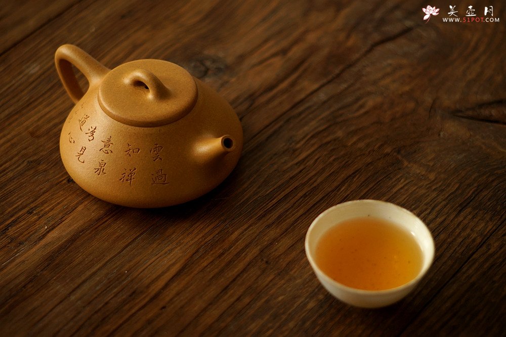 紫砂壶图片：和石装饰山水清韵 耐品回味 实用精品  全手老段子冶石瓢  - 宜兴紫砂壶网