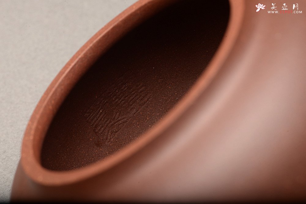 紫砂壶图片：饱满圆润 简意花货 全手脱颖 万阗阗夫人作品 - 宜兴紫砂壶网