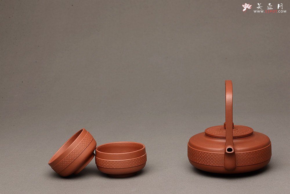 紫砂壶图片：乙未年全手工二等奖作品 端庄大气 原创作品 优质底槽青 玉璧提梁套组 - 宜兴紫砂壶网