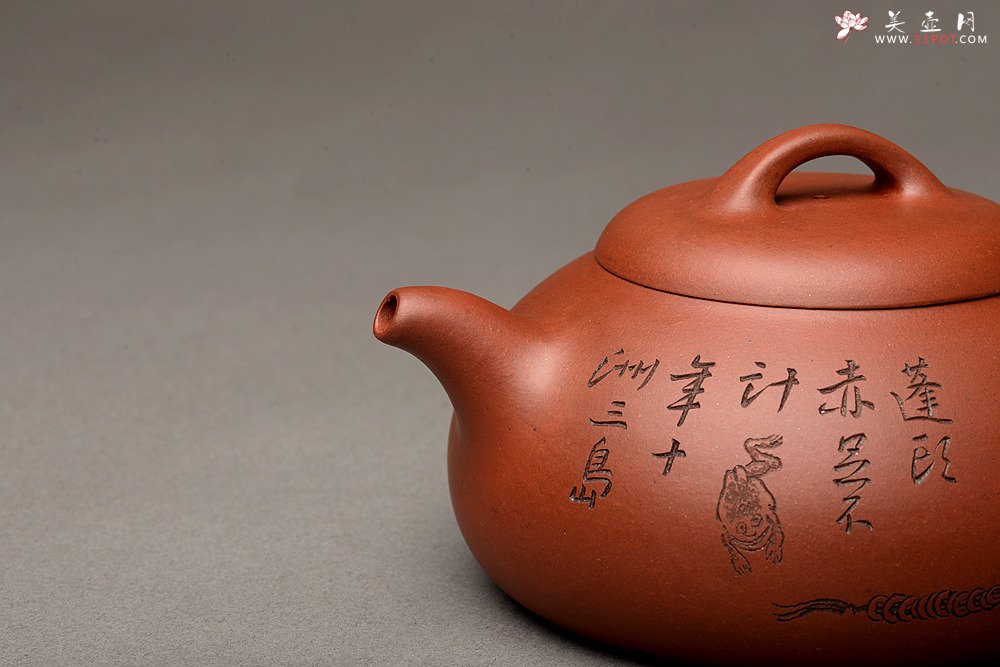 紫砂壶图片：刘海戏金蟾 张听刚精心装饰 文气之作 过桥扁腹 - 宜兴紫砂壶网