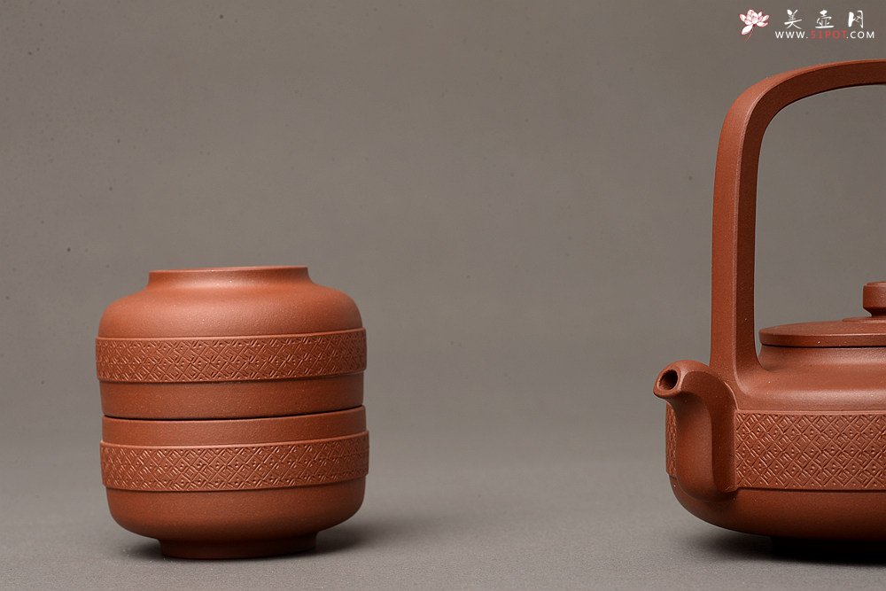 紫砂壶图片：乙未年全手工二等奖作品 端庄大气 原创作品 优质底槽青 玉璧提梁套组 - 宜兴紫砂壶网