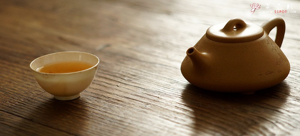 紫砂壶图片：和石装饰山水清韵 耐品回味 实用精品  全手老段子冶石瓢  - 宜兴紫砂壶网