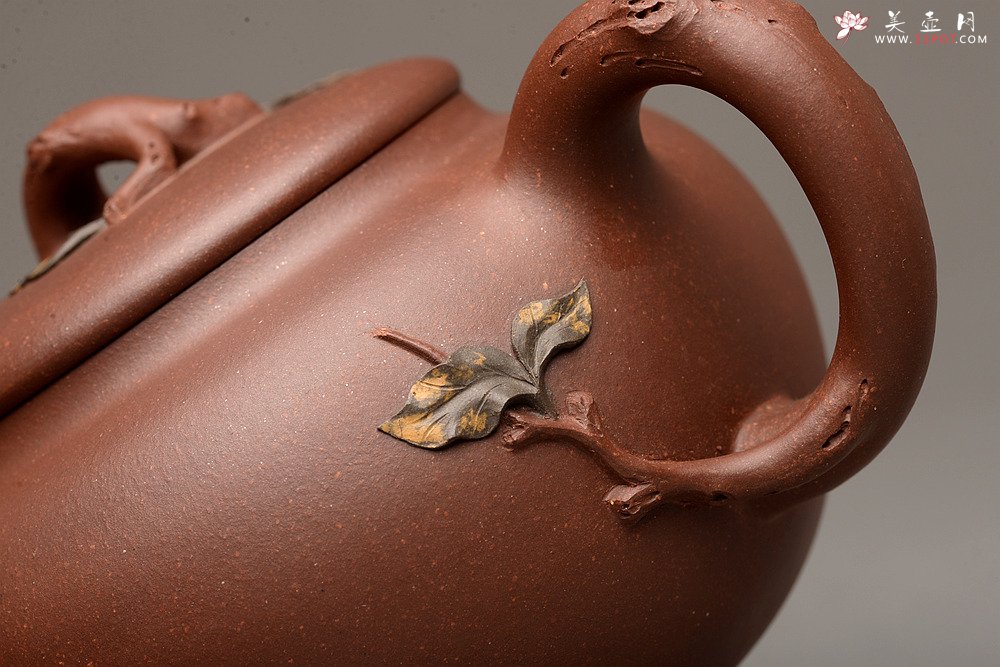 紫砂壶图片：饱满圆润 简意花货 全手脱颖 万阗阗夫人作品 - 宜兴紫砂壶网