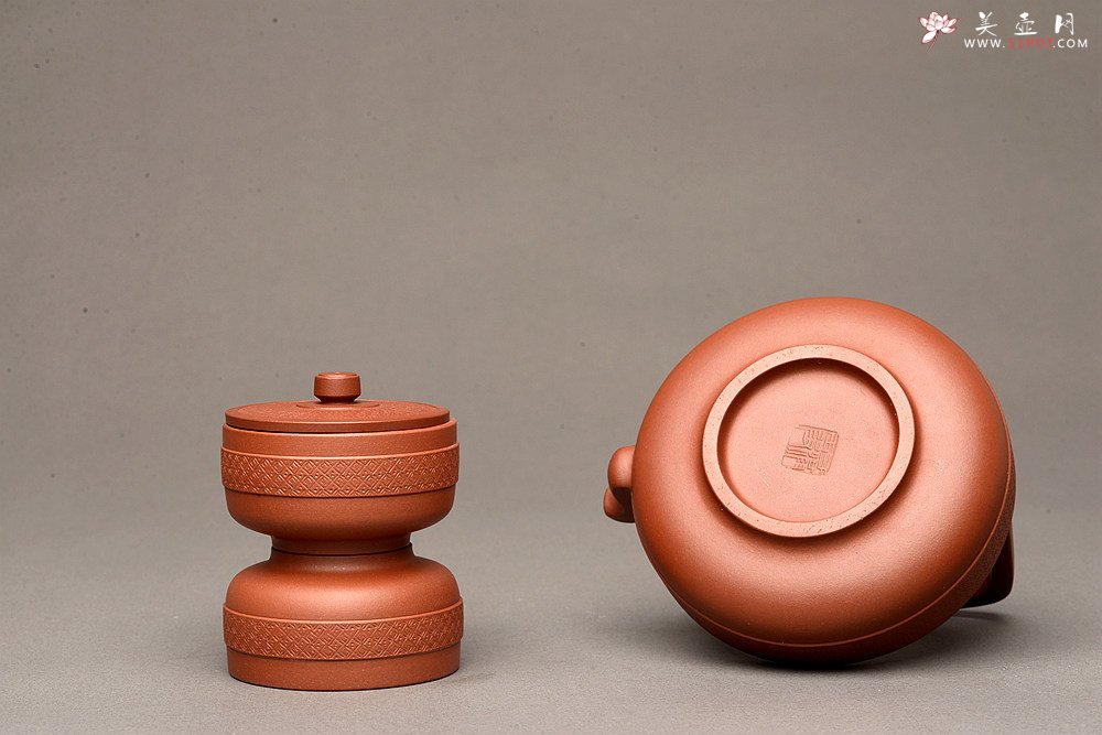 紫砂壶图片：乙未年全手工二等奖作品 端庄大气 原创作品 优质底槽青 玉璧提梁套组 - 宜兴紫砂壶网