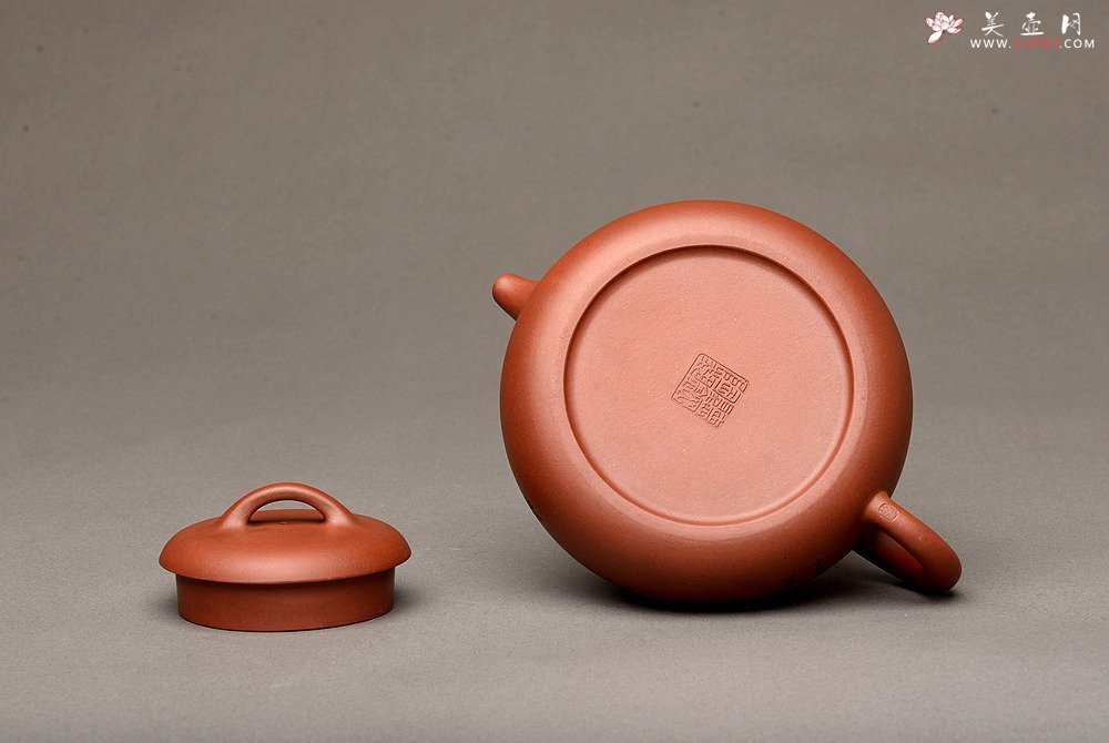 紫砂壶图片：刘海戏金蟾 张听刚精心装饰 文气之作 过桥扁腹 - 宜兴紫砂壶网