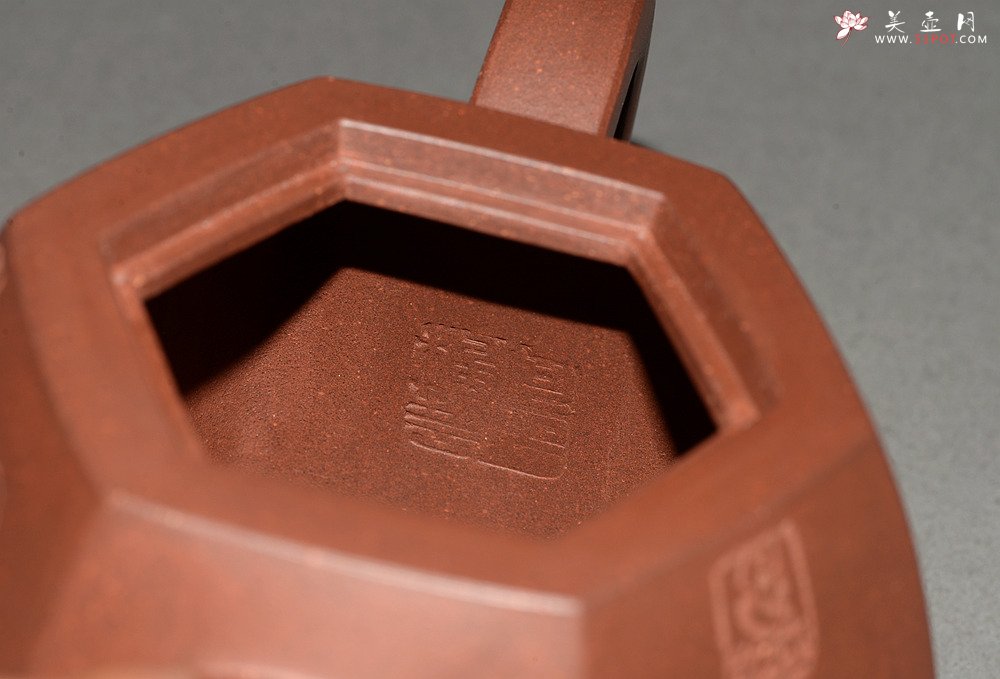 紫砂壶图片：高雅厚稳 全手六方秦权 强强联合 国高工陈宏林装饰 - 宜兴紫砂壶网