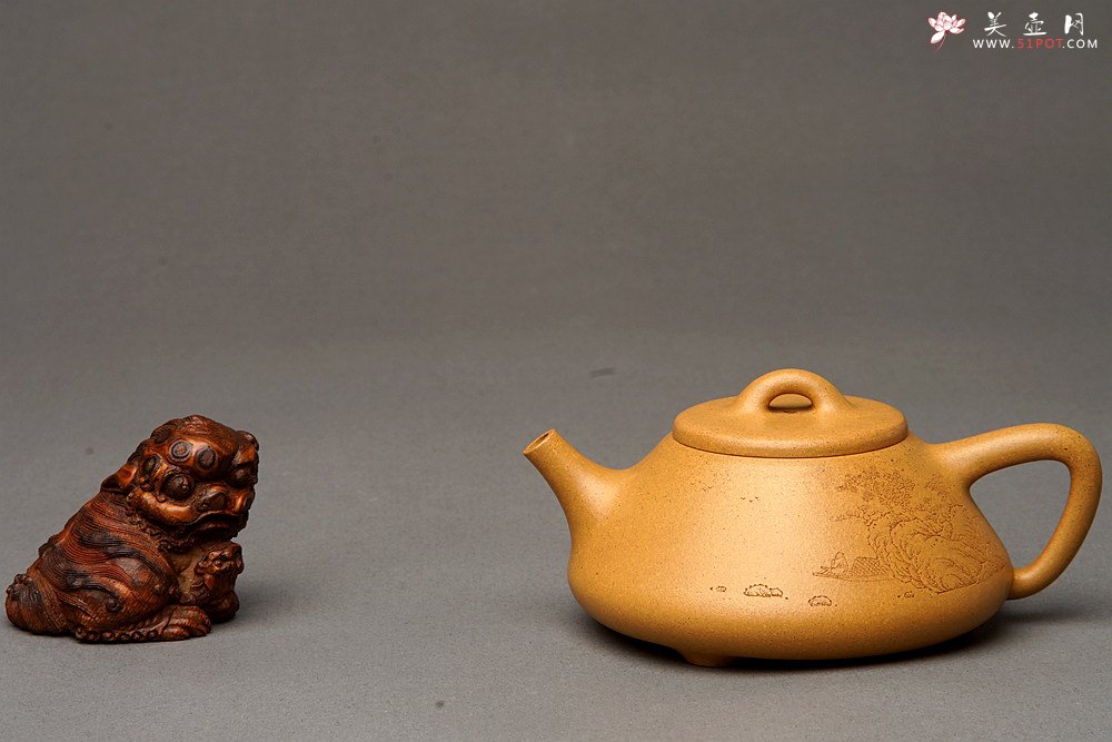 紫砂壶图片：和石装饰山水清韵 耐品回味 实用精品  全手老段子冶石瓢  - 宜兴紫砂壶网