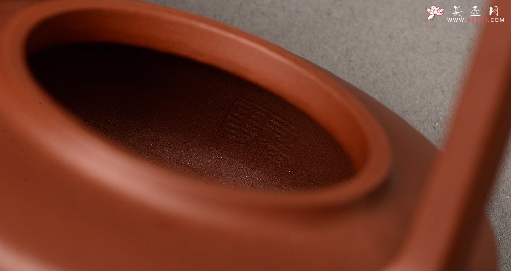 紫砂壶图片：乙未年全手工二等奖作品 端庄大气 原创作品 优质底槽青 玉璧提梁套组 - 宜兴紫砂壶网