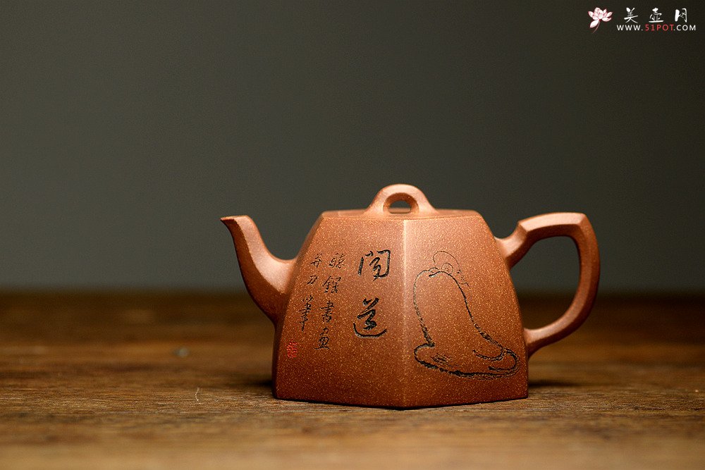 紫砂壶图片：油润降坡泥 造型敦厚 过度圆润 颇富特色 全手六方井栏  - 宜兴紫砂壶网