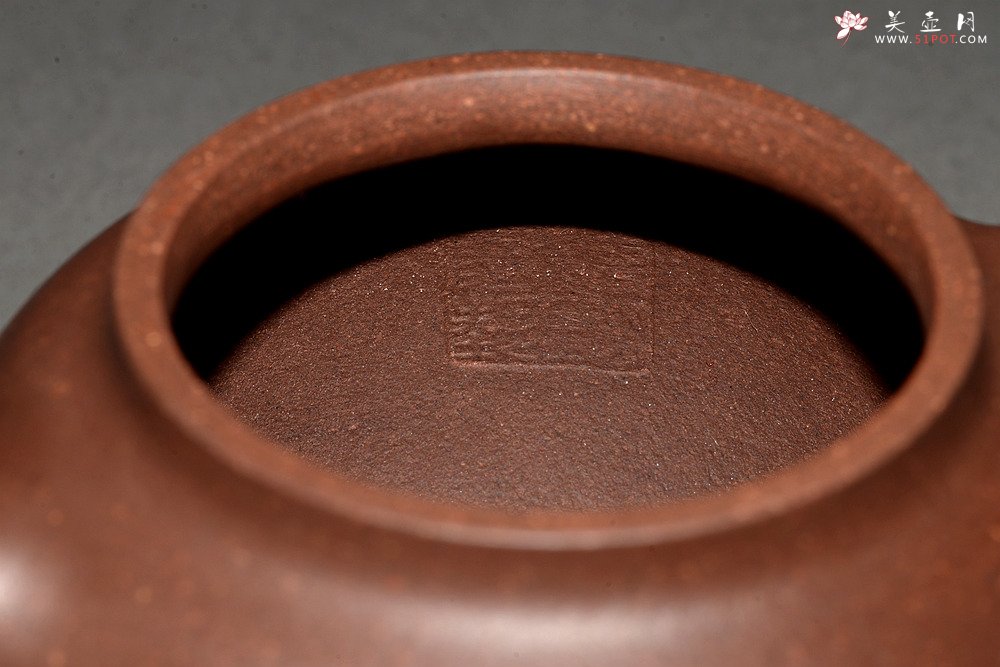 紫砂壶图片：端庄秀雅 双刀禅意装饰 全手和悦 适宜普洱、红茶 - 宜兴紫砂壶网