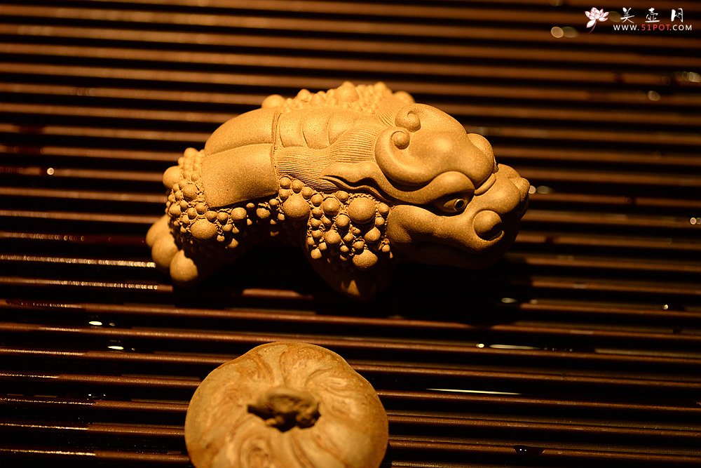 紫砂壶图片：优质段泥 做工精致 镇宅茶宠 - 宜兴紫砂壶网