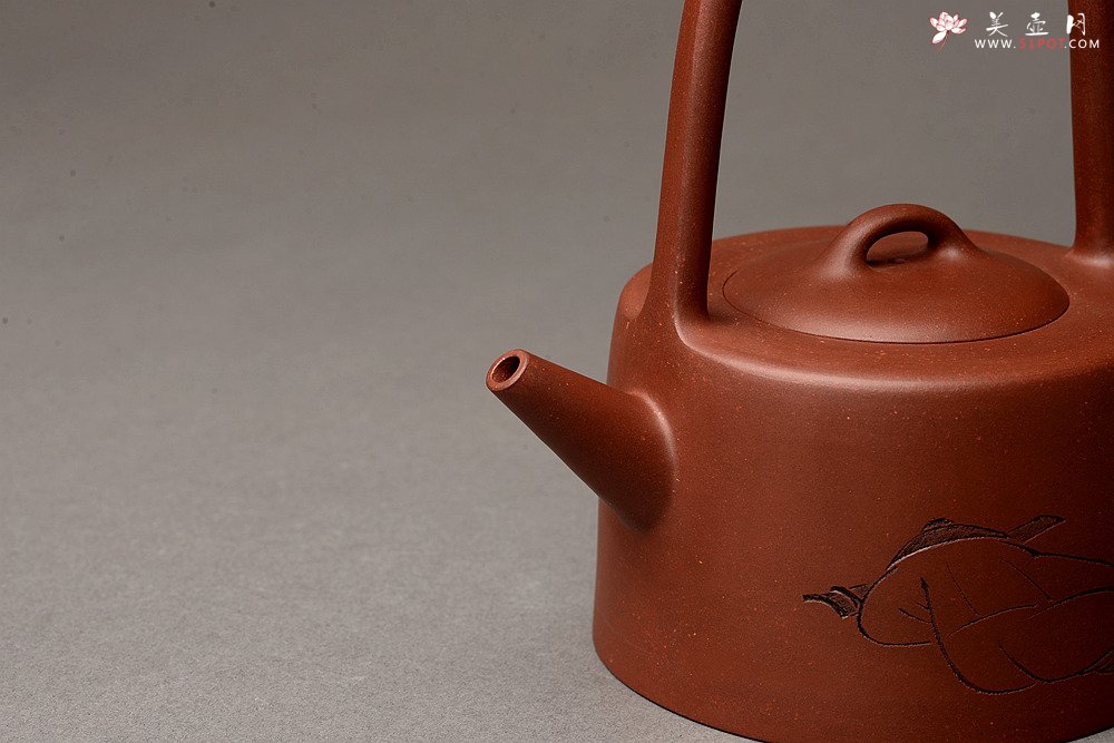 紫砂壶图片：陆逸舟精心装饰 素雅之作 挺拔俊秀 全手曼生提梁  - 宜兴紫砂壶网