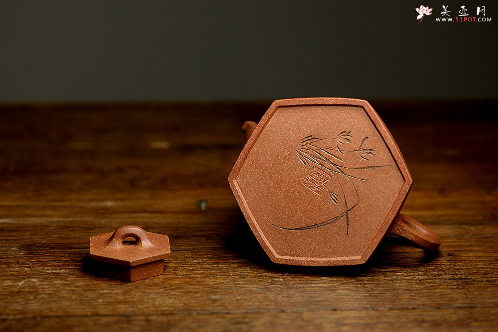 紫砂壶图片：油润降坡泥 造型敦厚 过度圆润 颇富特色 全手六方井栏  - 宜兴紫砂壶网