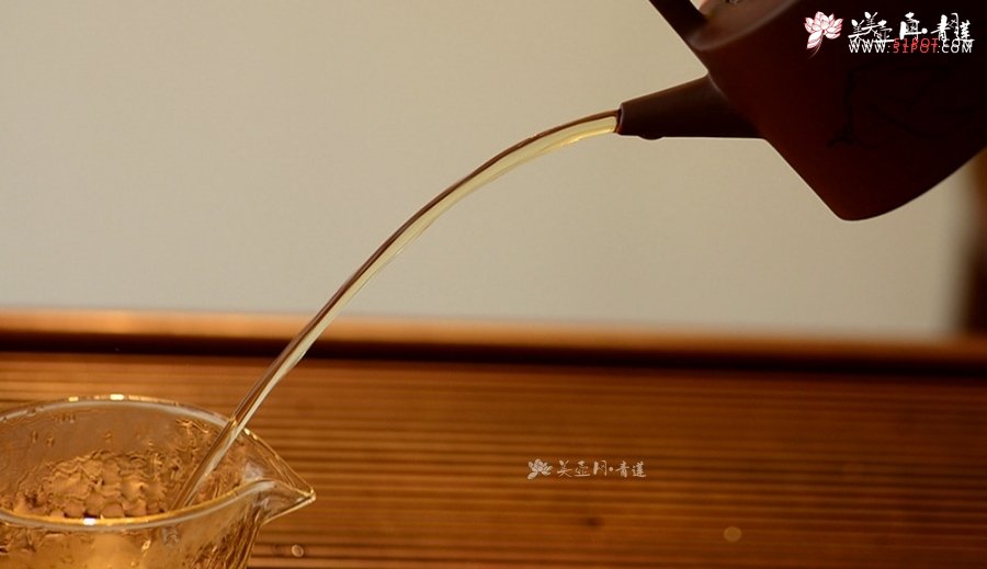 紫砂壶图片：陆逸舟精心装饰 素雅之作 挺拔俊秀 全手曼生提梁  - 宜兴紫砂壶网