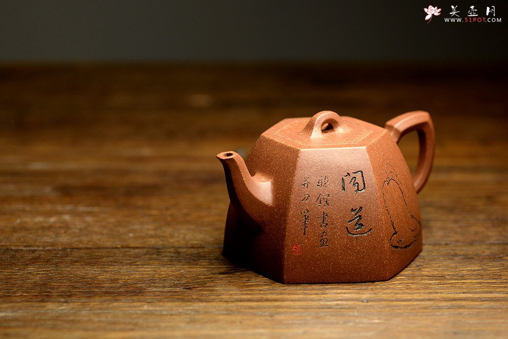紫砂壶图片：油润降坡泥 造型敦厚 过度圆润 颇富特色 全手六方井栏  - 宜兴紫砂壶网