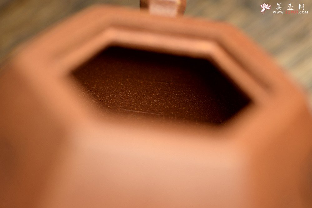 紫砂壶图片：油润降坡泥 造型敦厚 过度圆润 颇富特色 全手六方井栏  - 宜兴紫砂壶网