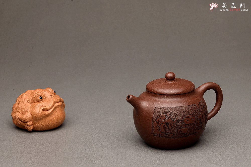 紫砂壶图片：端庄秀雅 双刀禅意装饰 全手和悦 适宜普洱、红茶 - 宜兴紫砂壶网