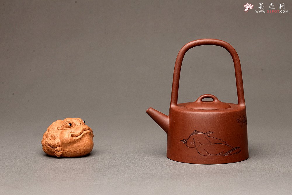 紫砂壶图片：陆逸舟精心装饰 素雅之作 挺拔俊秀 全手曼生提梁  - 宜兴紫砂壶网