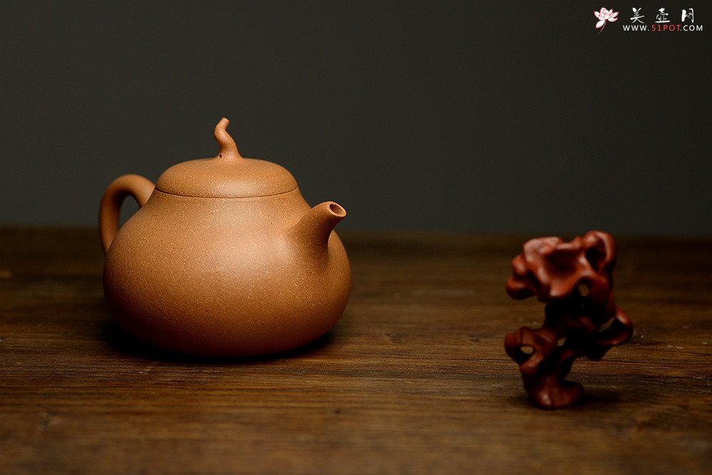 紫砂壶图片：顾小英全手作品 圆润敦厚 拙味十足 匏瓜 手工锤炼段泥 - 宜兴紫砂壶网