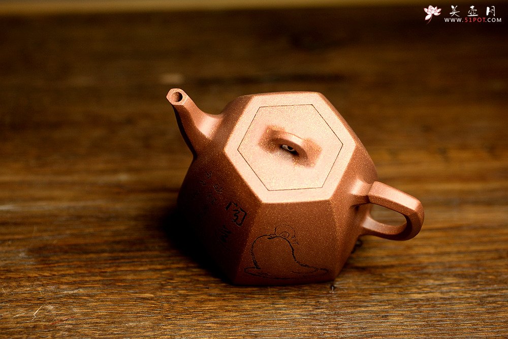 紫砂壶图片：油润降坡泥 造型敦厚 过度圆润 颇富特色 全手六方井栏  - 宜兴紫砂壶网