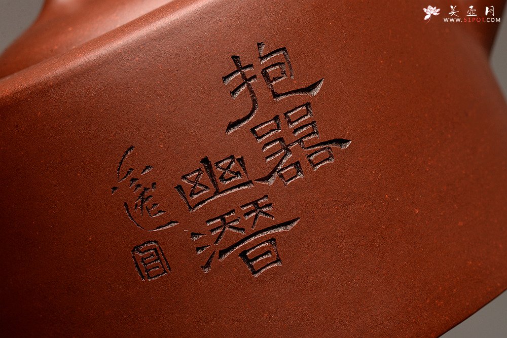 紫砂壶图片：陆逸舟精心装饰 素雅之作 挺拔俊秀 全手曼生提梁  - 宜兴紫砂壶网