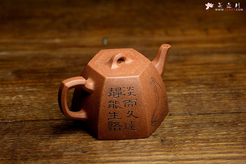 紫砂壶图片：油润降坡泥 造型敦厚 过度圆润 颇富特色 全手六方井栏  - 宜兴紫砂壶网