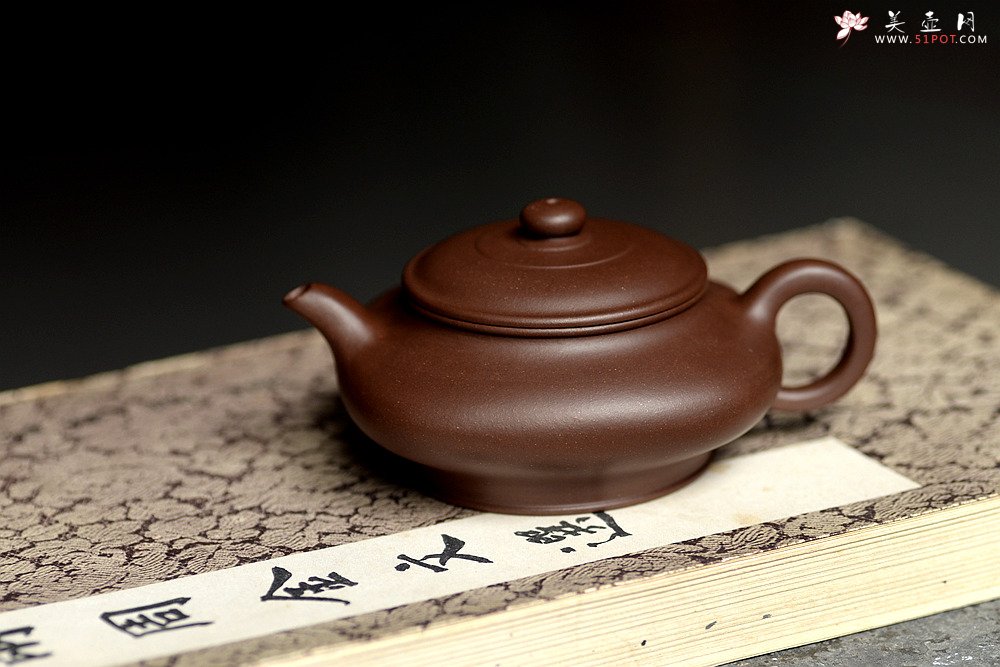 紫砂壶图片：美壶特惠 线条流畅 方圆之美 实用佳品 四方虚扁 - 宜兴紫砂壶网