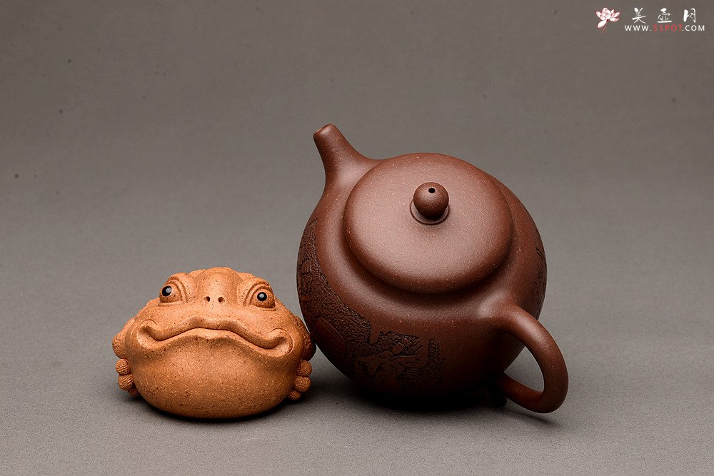 紫砂壶图片：端庄秀雅 双刀禅意装饰 全手和悦 适宜普洱、红茶 - 宜兴紫砂壶网