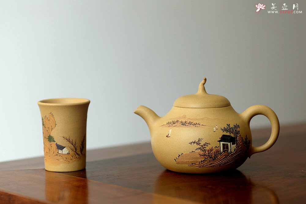 紫砂壶图片：顾小英全手作品  饱满厚润 型丰留意 泥绘装饰 匏瓜 - 宜兴紫砂壶网