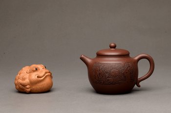 紫砂壶图片：端庄秀雅 双刀禅意装饰 全手和悦 适宜普洱、红茶 - 宜兴紫砂壶网