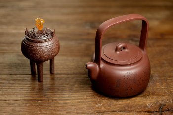 紫砂壶图片：钱建荷全手新作 环玉提梁 做工精致 浑厚大气 国助袁德波装饰  - 宜兴紫砂壶网