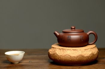 紫砂壶图片：实用佳器 秀气可爱 扁拙 - 宜兴紫砂壶网