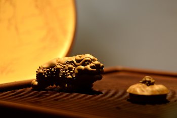 紫砂壶图片：优质段泥 做工精致 镇宅茶宠 - 宜兴紫砂壶网