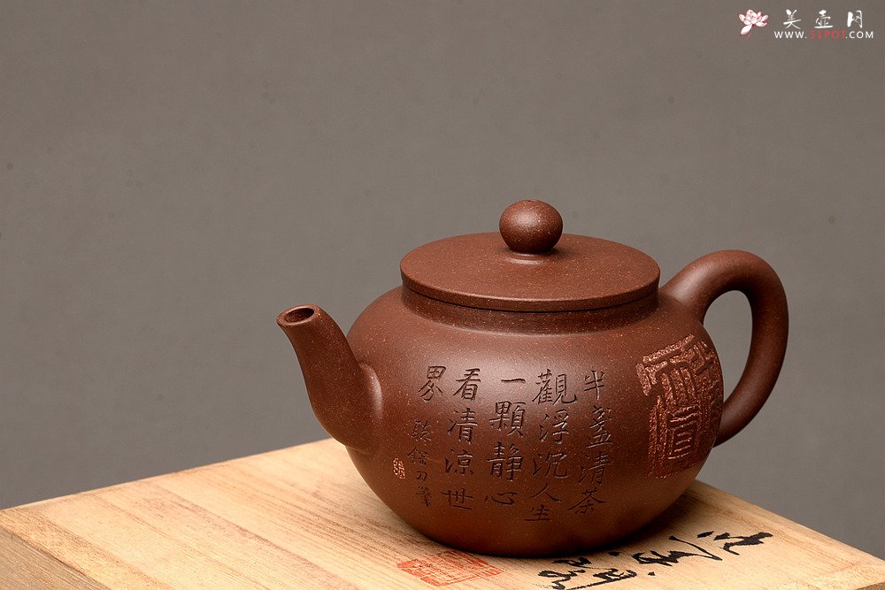 紫砂壶图片：张听钢精刻之作 全手平盖莲子 耐品古朴 油润老紫泥调砂 - 宜兴紫砂壶网