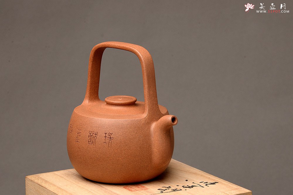 紫砂壶图片：钱建荷全手新作 福乐提梁 做工精致 游心堂装饰 - 宜兴紫砂壶网