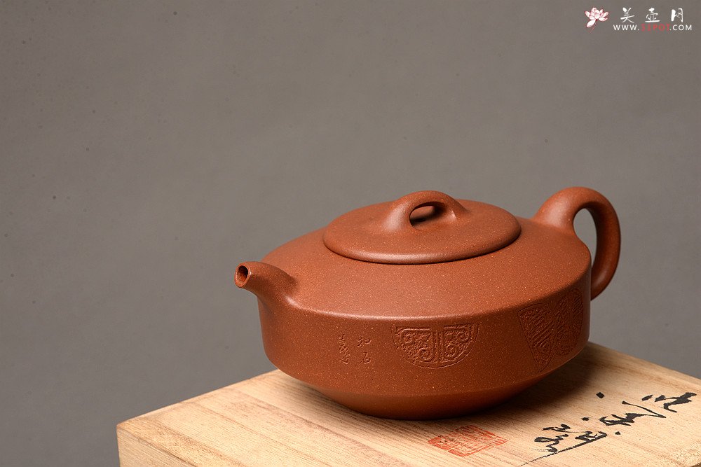 紫砂壶图片：万阗阗作品 国师和石精心装饰瓦当 全手扁石 古味韵长~ - 宜兴紫砂壶网