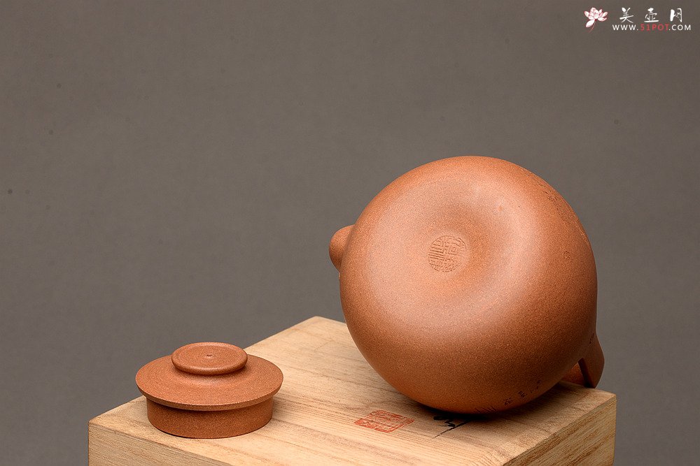 紫砂壶图片：钱建荷全手新作 福乐提梁 做工精致 游心堂装饰 - 宜兴紫砂壶网