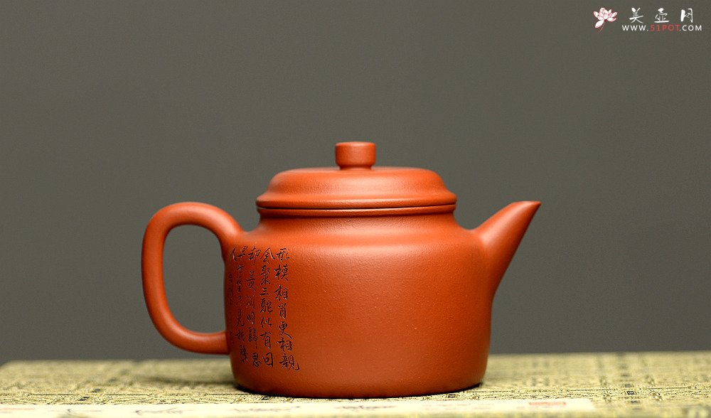 紫砂壶图片：钱伟刚精心装饰三陀图 经典实用 优质朱泥 德中 - 宜兴紫砂壶网