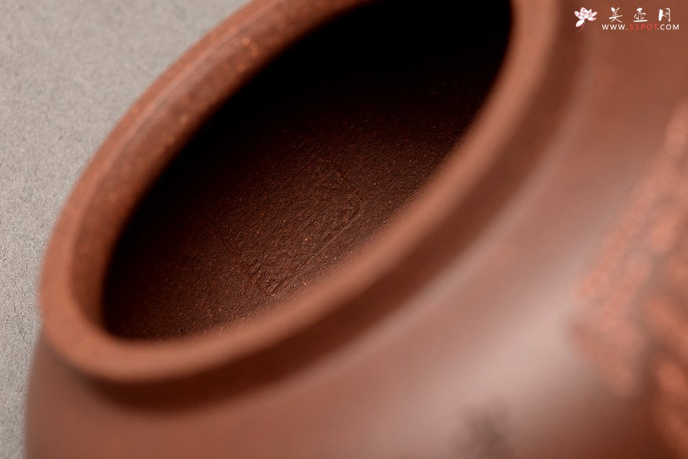 紫砂壶图片：张听钢精刻之作 全手平盖莲子 耐品古朴 油润老紫泥调砂 - 宜兴紫砂壶网